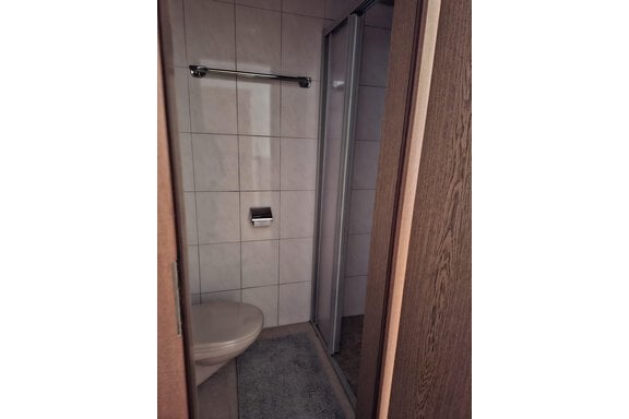 Badezimmer mit ebenerdiger Dusche und WC I - Haus Gletscherblick - Gries