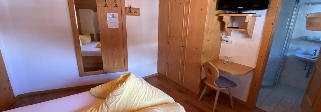 Doppelzimmer mit Blick ins Badezimmer - Haus Seespitz - Gries