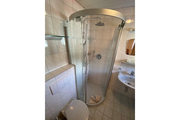 Badezimmer mit Dusche und WC - Haus Seespitz - Gries