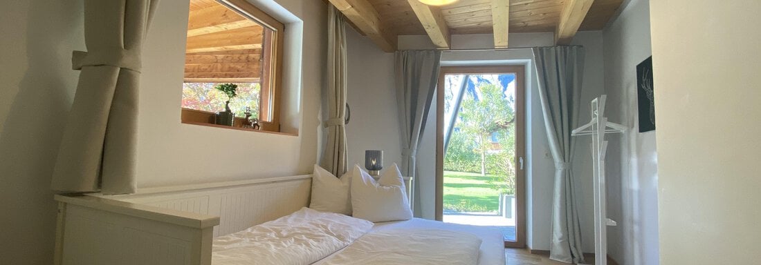 Schlafzimmer 1 mit Doppelbett und Terrassen zugang - Chalet Ida - Haiming