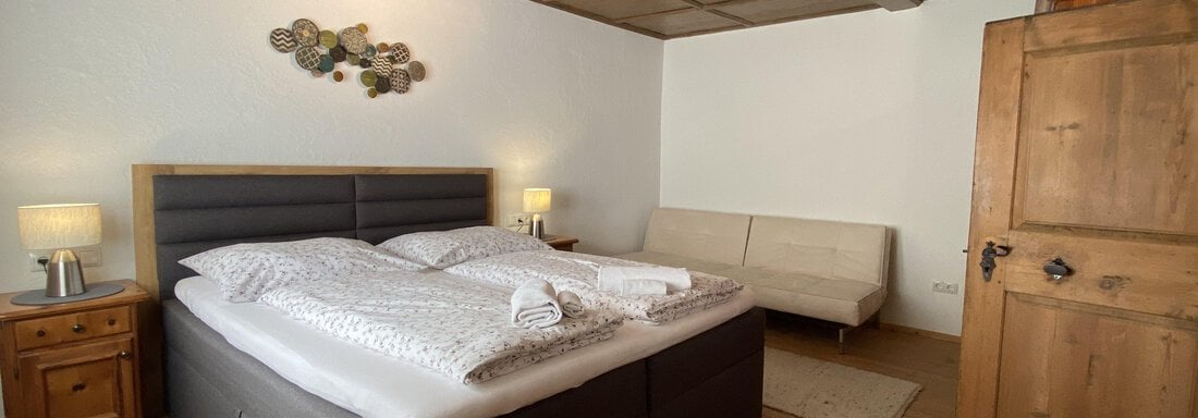 Schlafzimmer 3 mit Doppelbett und Couch - Chalet Ida - Haiming