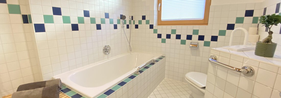 bathroom with tub (and shower) - Chalet Ida - Haiming