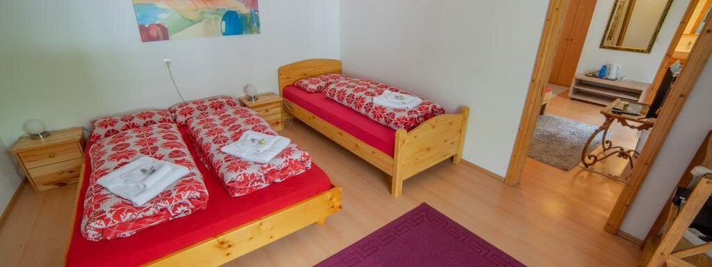 Dreibettzimmer im Familienzimmer - Gasthof Rafting Alm - Haiming