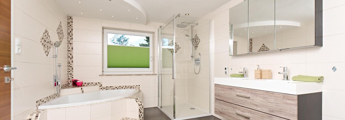 Badezimmer mit Eckbadewanne und Dusche - MYHOME-Ambach - Haiming