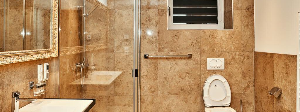 Badezimmer mit Dusche und WC - Ötztal Residenz - Haiming