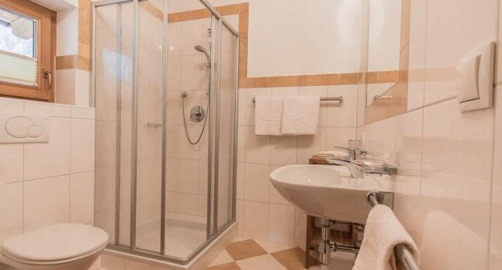 Badezimmer mit Dusche und WC - Alpenheim Lina - Huben