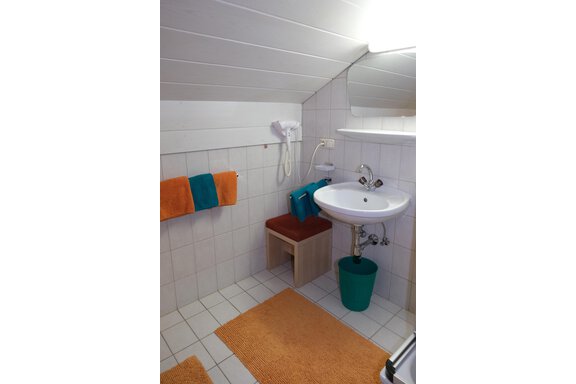 Badezimmer mit Dusche und WC - Appartements Gufler - Huben