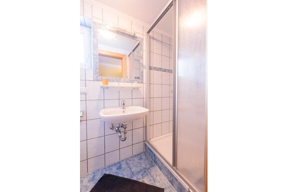 Zimmer 4 Dusche - Ferienhaus Gurschi - Huben