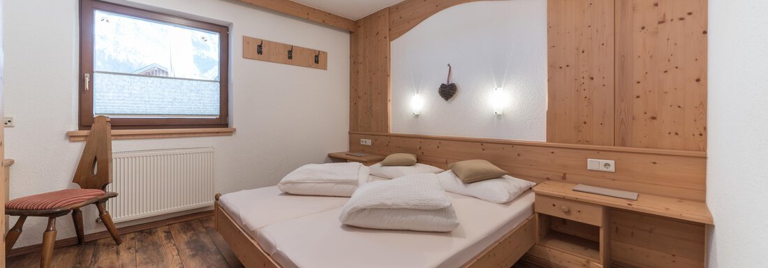 Schlafzimmer - Ferienwohnungen Rustica - Huben