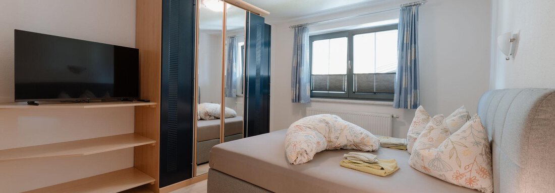 Boxspringbett mit Flat-TV - Haus Schennach - Huben