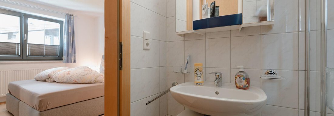 Boxspringbett, Badezimmer mit Dusche und WC - Haus Schennach - Huben