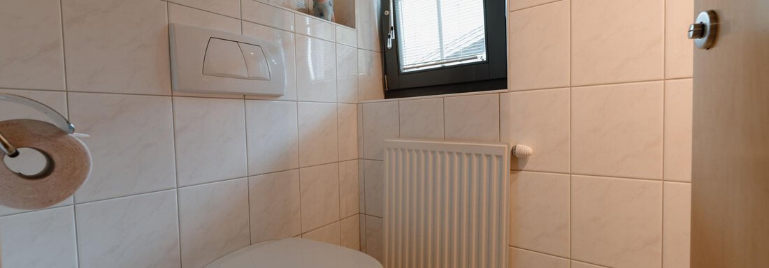 separates WC mit Waschgelegenheit - Haus Schennach - Huben