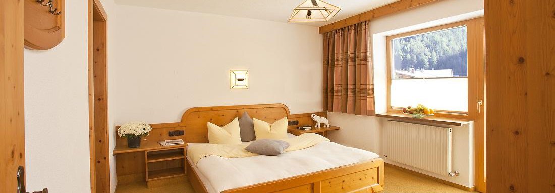 Schlafzimmer - Top Tirol Appartement - Huben