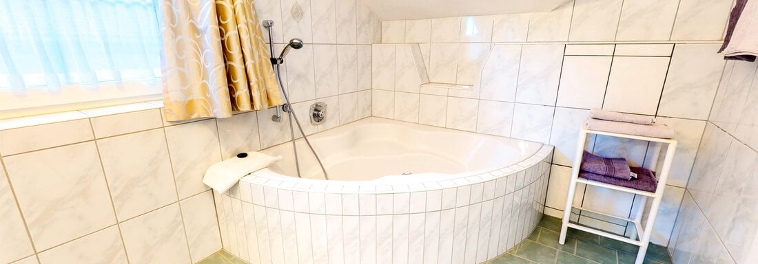 Appartement Schneerose Badezimmer_Badewanne - Wohnhaus Christoph - Huben