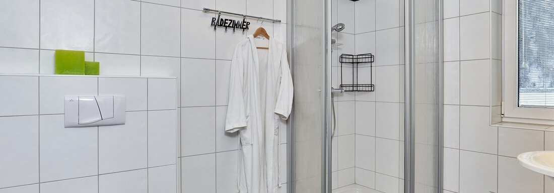 Badezimmer mit Dusche und WC - Adler Chalet - Längenfeld