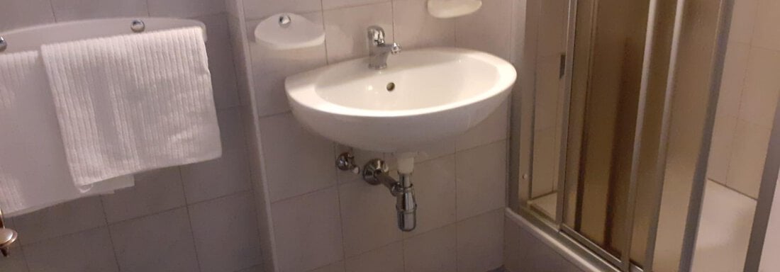 Badezimmer mit Dusche und WC - Apart Alpenland Maurer - Längenfeld