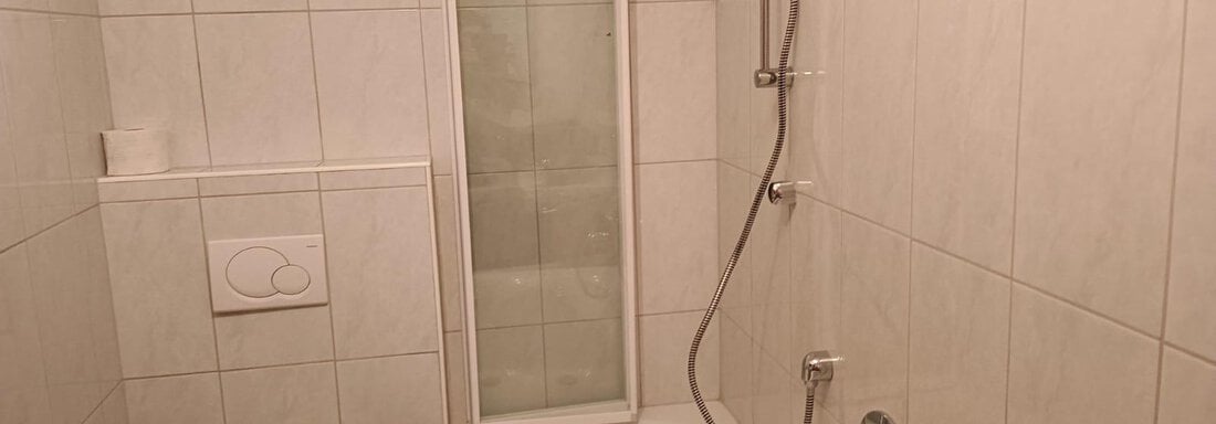 Badezimmer mit Badewanne inklusive Duschmöglichkei - Appartement Claudia - Längenfeld