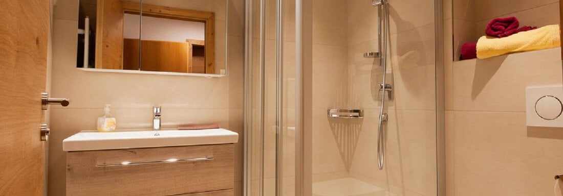 App Typ 3 Badezimmer mit Dusche und WC - Appartement Resort Falkner - Längenfeld