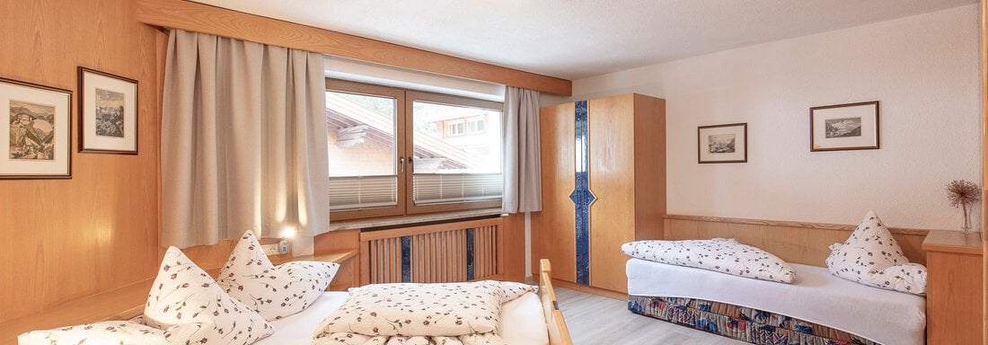 App 1 Schlafzimmer links mit Zusstellbett für 3 Pe - Appartement Rosengarten - Längenfeld