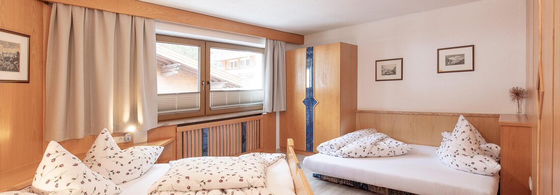 App1 Schlafzimmer links mit Zustellbett für 4 Pers - Appartement Rosengarten - Längenfeld