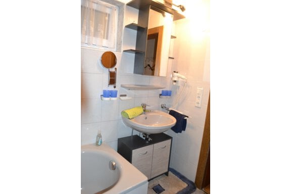 Badezimmer mit Dusche, Badewanne, Waschbecken; WC - Appartement Thermenzeit - Längenfeld