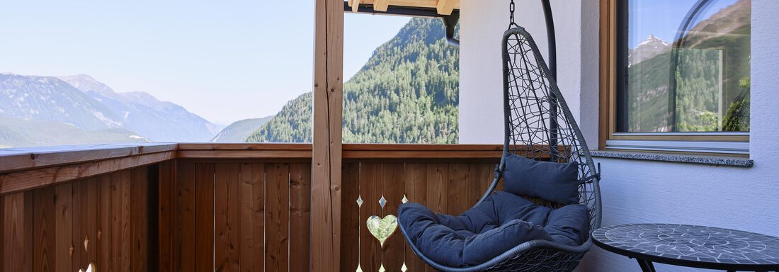 Schaukelstuhl am Balkon mit grandiosem Ausblick - BrandAlm Apartments - Längenfeld