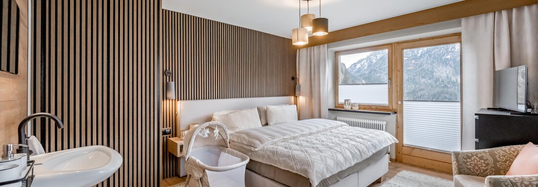 Schlafzimmer mit Babybett - Chalet Heimatjuwel - Längenfeld