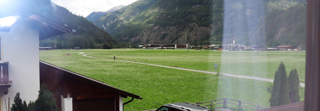 Blick aus einem Fenster - Ferienapart Bergstille - Längenfeld