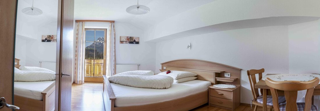 Doppelzimmer mit Zugang zum Südbalkon - Ferienbauernhof Wendlshof - Längenfeld