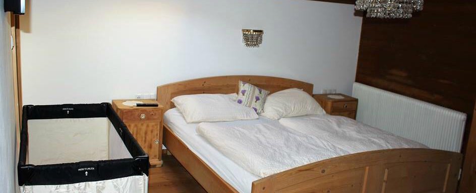 Schlafzimmer 4 (mit Kinderbett) - Ferienhaus Berger - Längenfeld