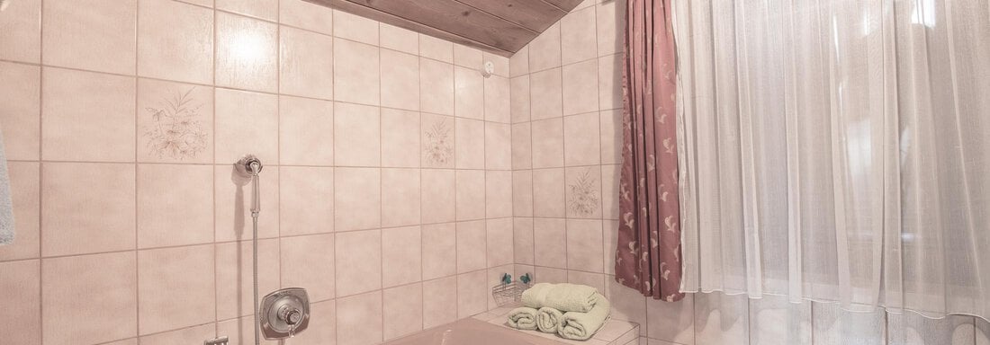 Badezimmer mit Badewanne - Ferienhaus Oberried - Längenfeld