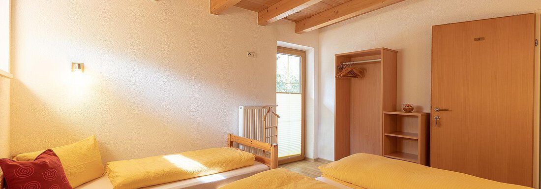 Schlafzimmer im Obergeschoss - Ferienhaus Schöpf - Längenfeld