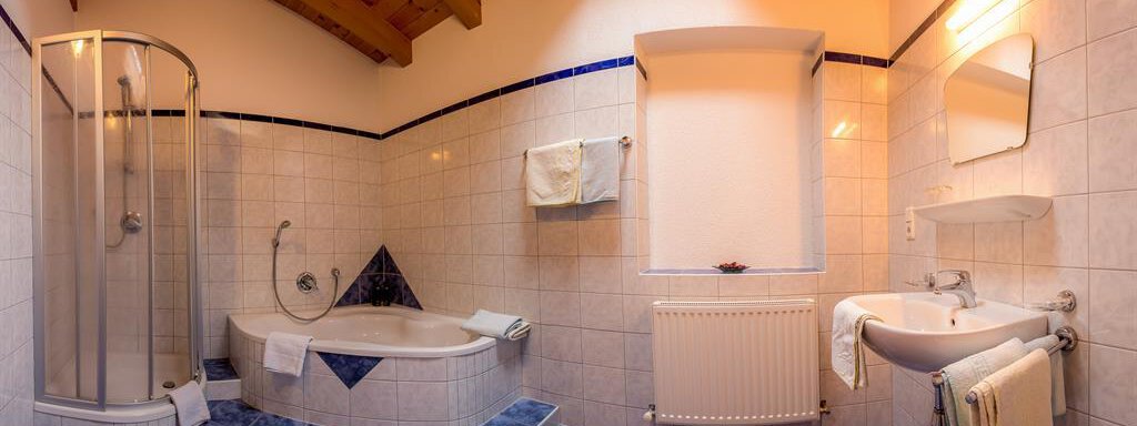 Badezimmer im Obergeschoss - Ferienhaus Schöpf - Längenfeld