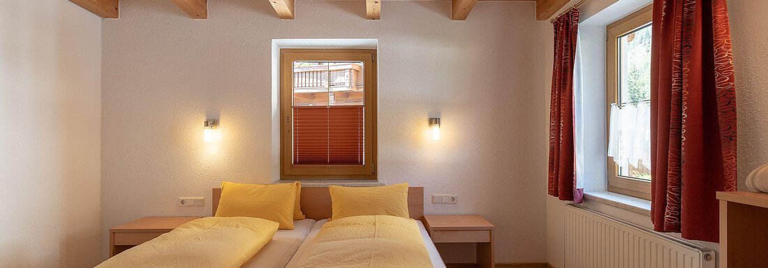 Schlafzimmer im Obergeschoss - Ferienhaus Schöpf - Längenfeld