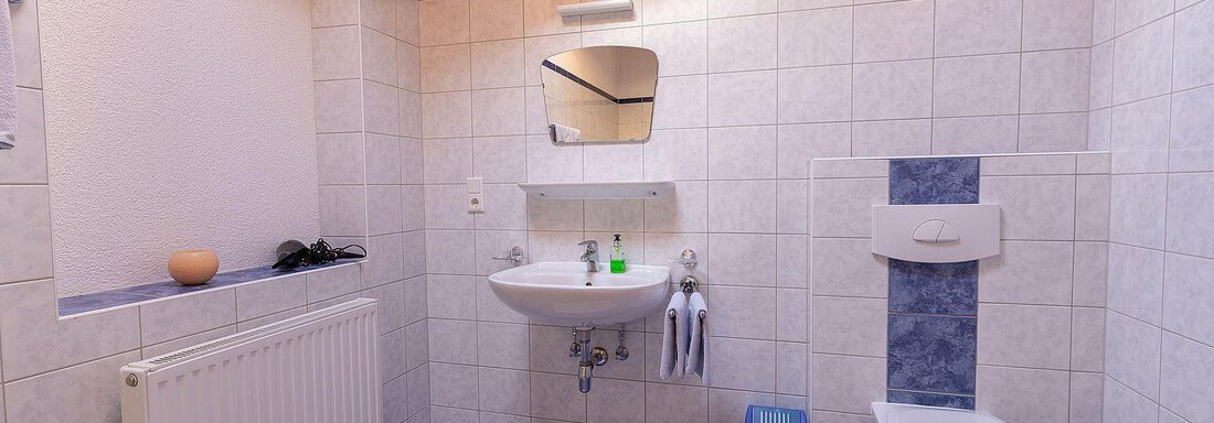 Badezimmer im Obergeschoss - Ferienhaus Schöpf - Längenfeld