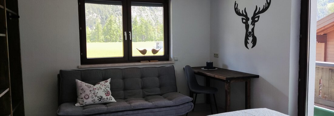 Hirsch - Zimmer mit Sofa - Ferienhaus Tami - Längenfeld