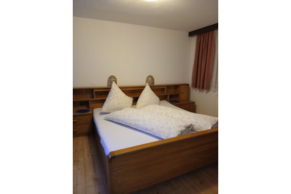 Doppelzimmer_1. Stock - Gästehaus Ennemoser - Längenfeld