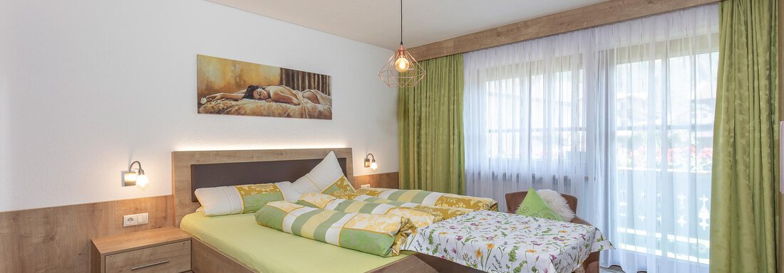 Doppelzimmer mit Balkon - Gästehaus Waltraud - Längenfeld