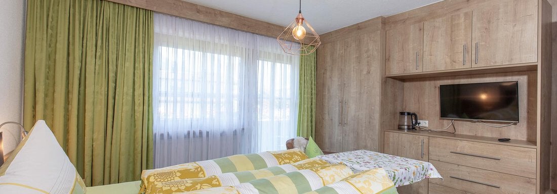 Doppelzimmer mit Zugang zum Balkon - Gästehaus Waltraud - Längenfeld