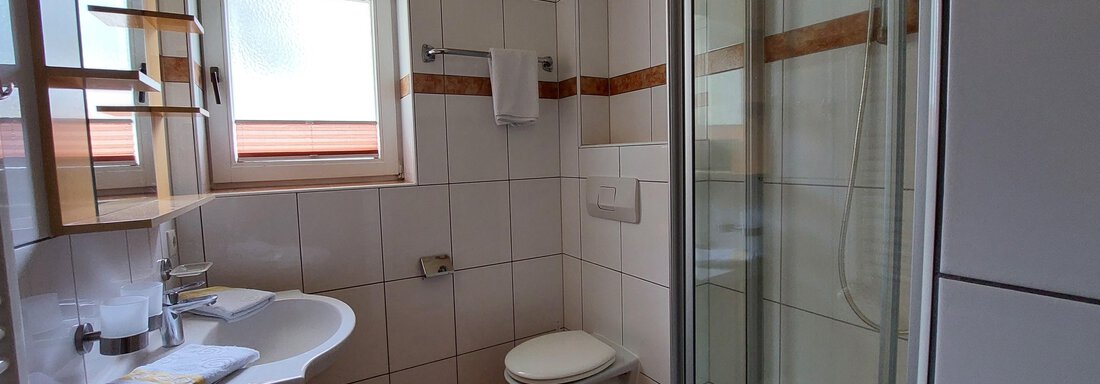 Bad -Dusche WC mit Wandheizkörper - Haus Appartements Tanja - Längenfeld