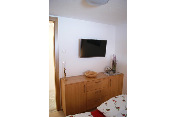 Schlafzimmer mit Flat-TV - Haus Elena - Längenfeld