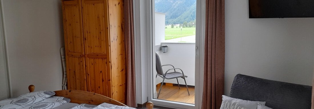 Schlafzimmer mit Balkon - Haus Fini - Längenfeld