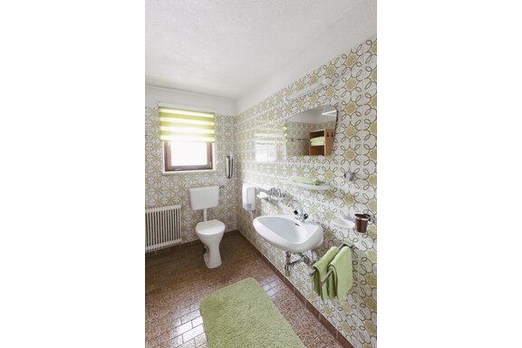 Badezimmer mit Badewanne und WC - Haus Heidehof - Längenfeld