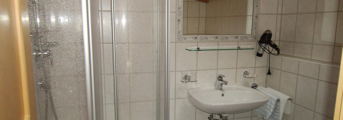 Badezimmer mit Dusche und WC - Haus Weidmannsheil - Längenfeld