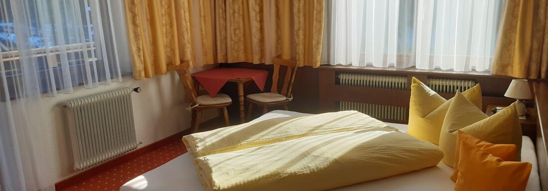 Doppelzimmer mit Sitzgelegenheit - Haus Weidmannsheil - Längenfeld