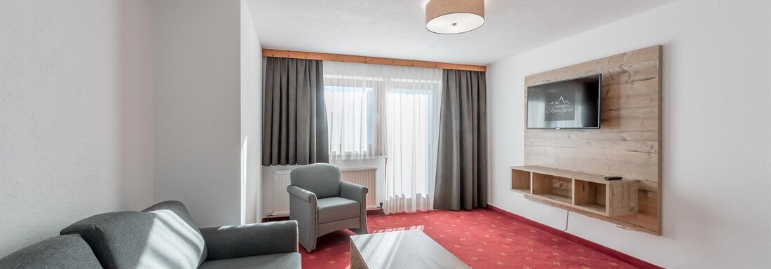 Familiensuite - Wohnzimmer - Hotel Burgstein alpin & lifestyle - Längenfeld