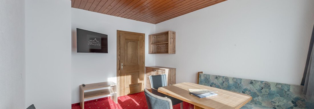 Wohlfühlsuite - Wohnzimmer - Hotel Burgstein alpin & lifestyle - Längenfeld