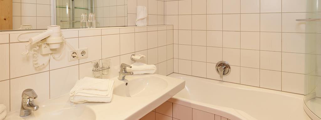 Juniorsuite-Bad - Hotel zum Hirschen - Längenfeld