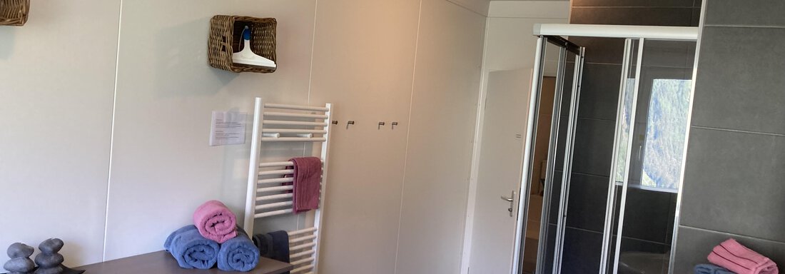 Bad mit Dusche und WC1 - Urlaub im Containerhaus - Längenfeld