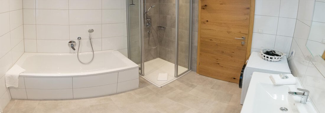 Badezimmer inkl. Badewanne und Dusche Weitwinkel - Wohnanlage Runhof - Längenfeld